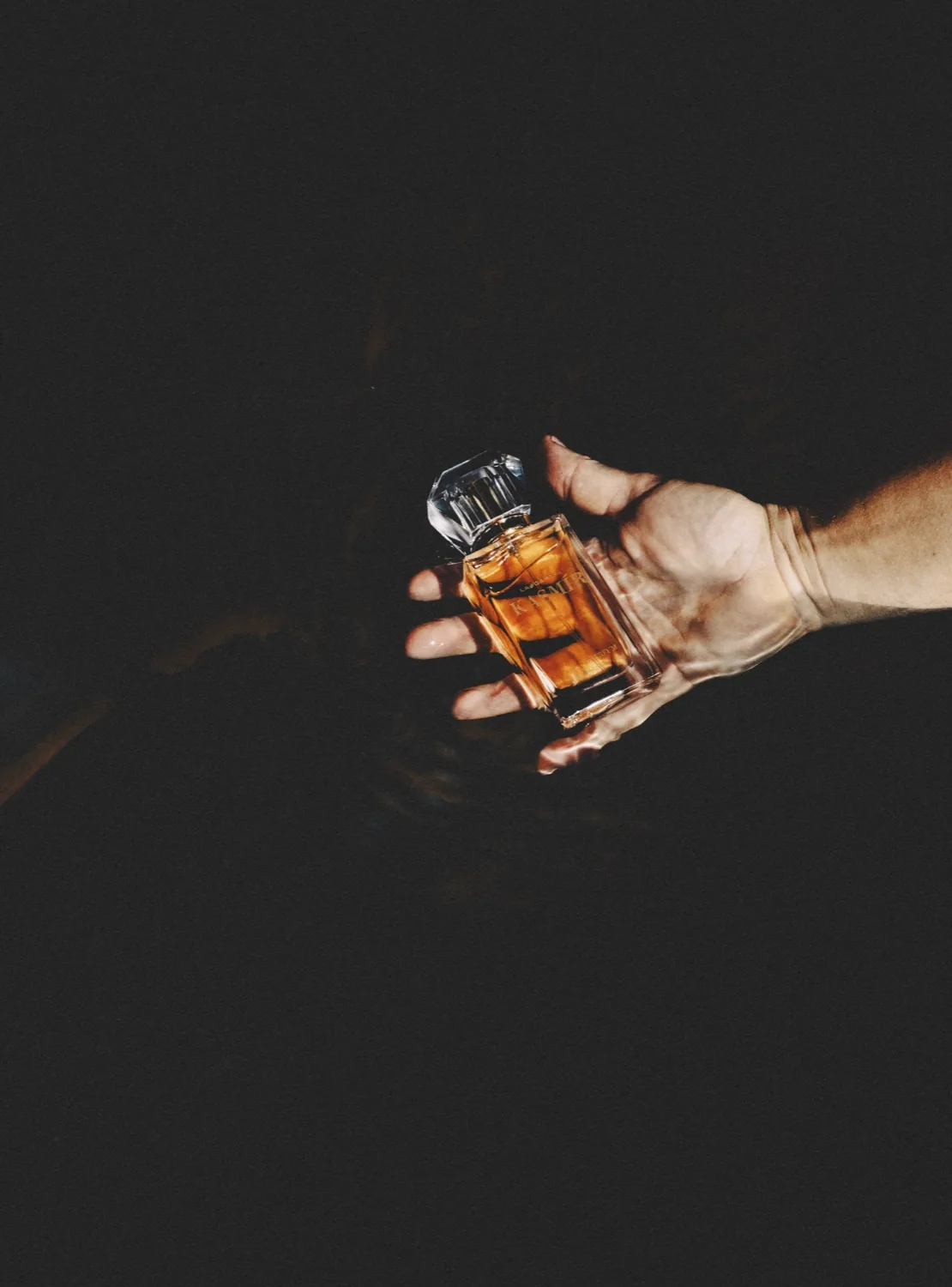 Kasmír eau de parfum í hendi