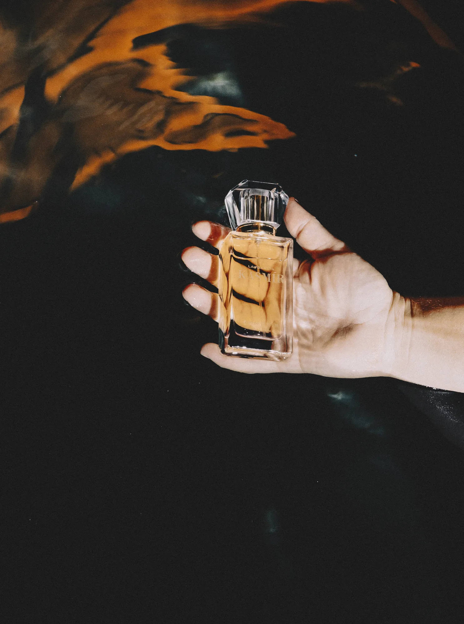 Eau de parfum í hendi